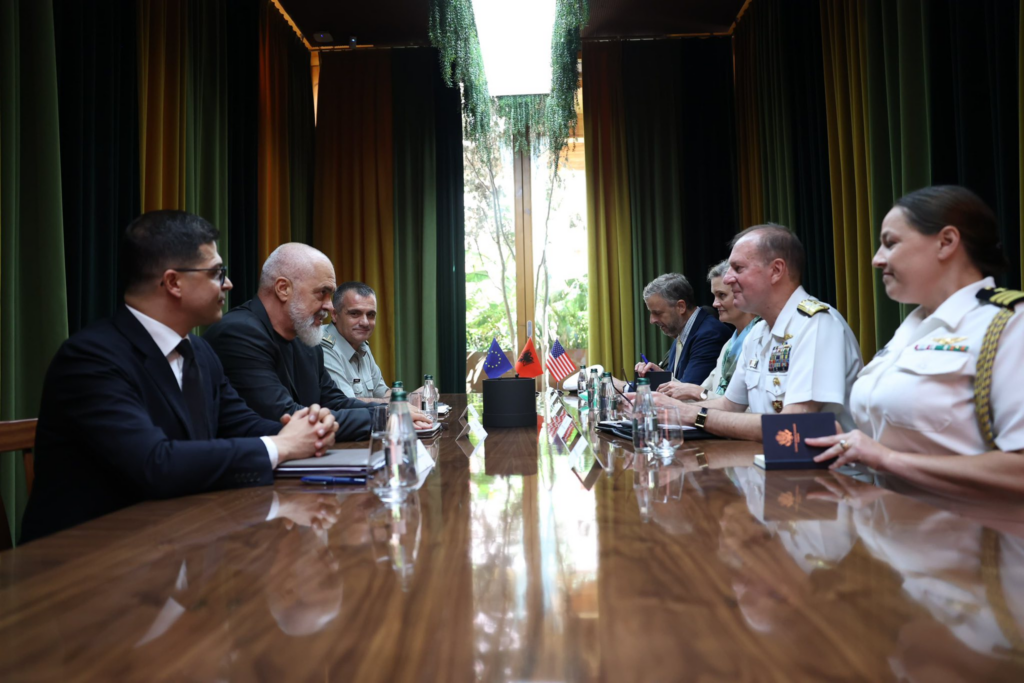 FOTOLAJM / Rama në takim me admiralin amerikan për industrinë ushtarake në vend