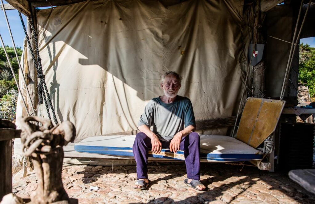 FOTOT/ Burri që kaloi 33 vite vetëm në një ishull sepse nuk donte të fliste me askënd