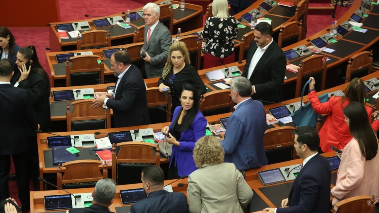 FOTOT/ I pari largohet Berisha, të tjerët e ndjekin nga pas. Rikthehen seancat e Kuvendit me gjysmën e sallës bosh