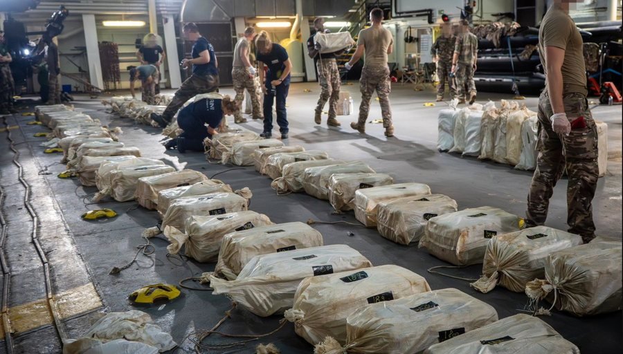 Franca godet trafikun e drogës/ Marina sekuestron 9.6 tonë kokainë pranë Afrikës Perëndimore