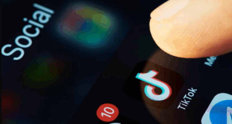 Franca propozon ndalimin e rrjeteve sociale për fëmijët nën 15 vjeç