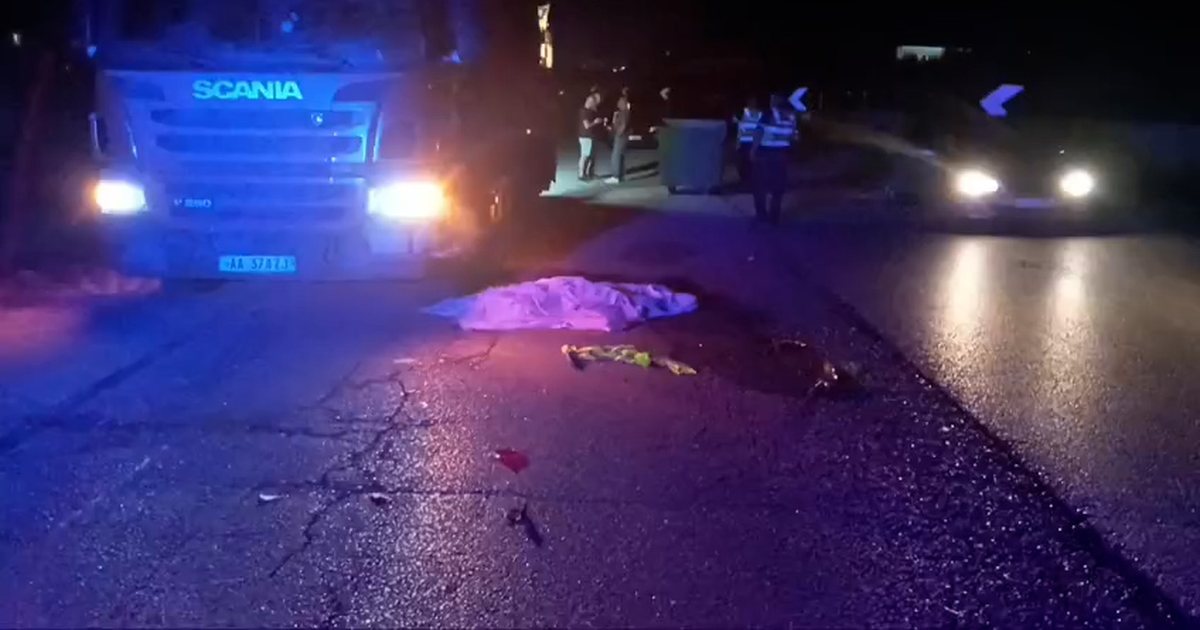 Furgoni përplaset me makinën e pastrimit të mbetjeve, humb jetën punonjësi