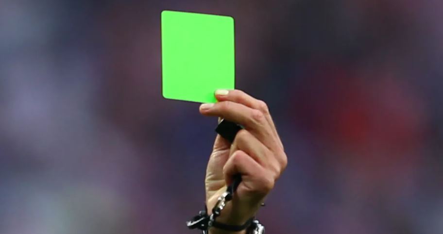 Futbolli “nxjerr” kartonin jeshil/ Për herë të parë në histori u përdor një risi e tillë
