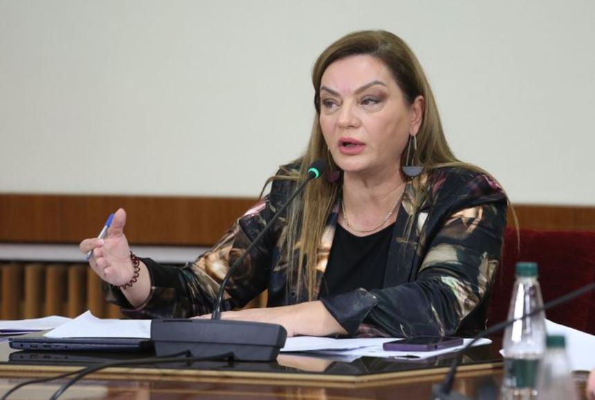 “Futeni parlamentin në shinat kushtetuese”, Albana Vokshi-mazhorancës: Pse keni frikë nga opozita?