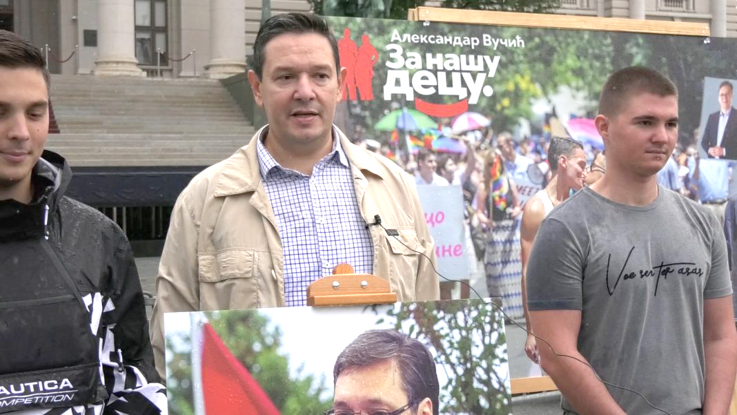 Fytyra e luftës kundër regjimit, ja kush është gazetari që mund t’i zërë vendin Vuçiçit