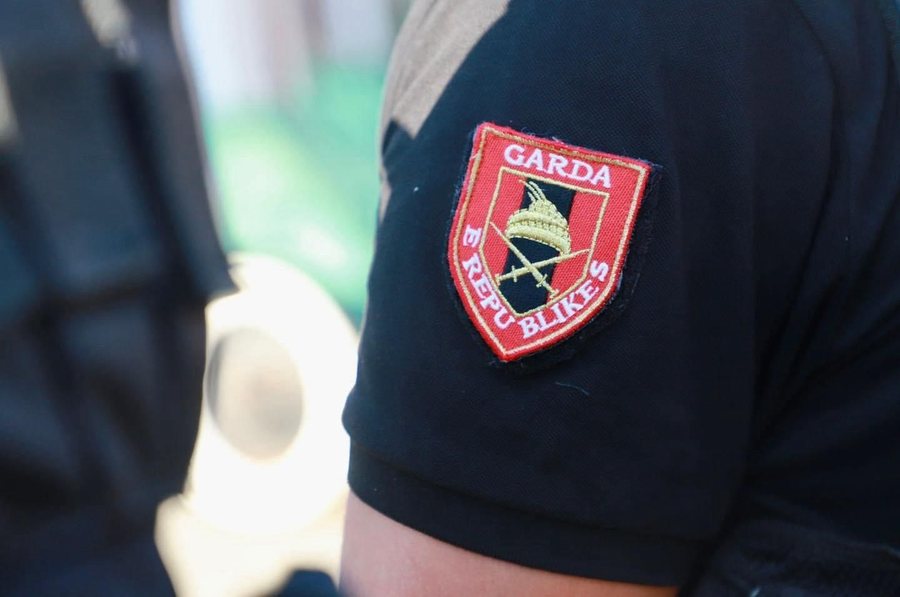 Gardisti nxjerr armën e shërbimit dhe kërcënon me jetë një qytetar në Tiranë