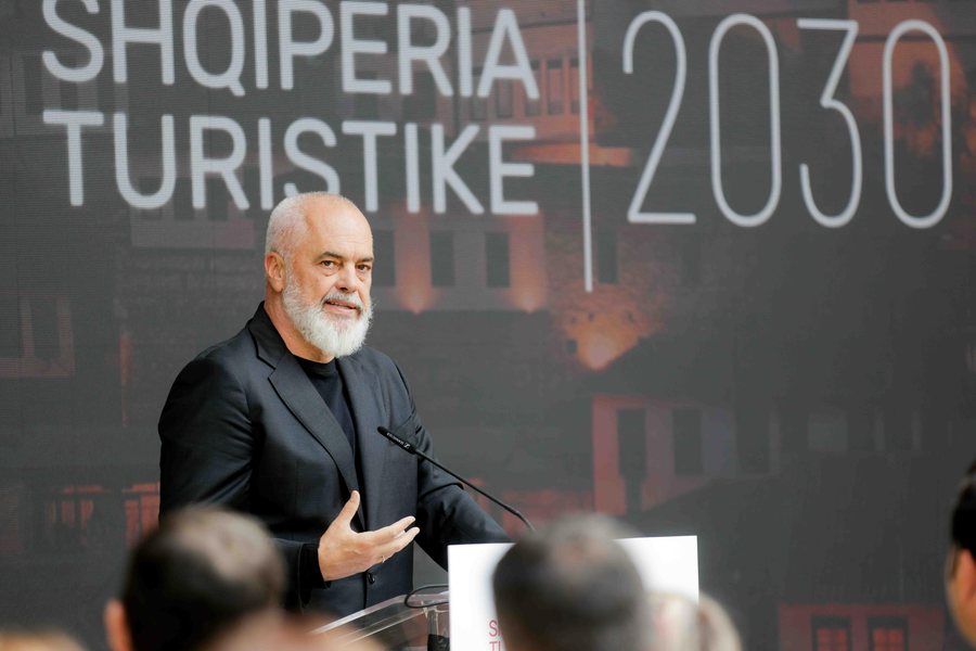 “Gati të luftojnë me Serbinë në stadium, por ndotin Shqipërinë”, Rama: Shqipet shkarkojnë plehrat në pikat turistike