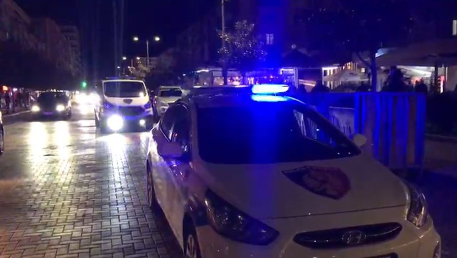 Gëlltiti kokainën që mos ja gjente policia, përfundon në spital i riu në Elbasan