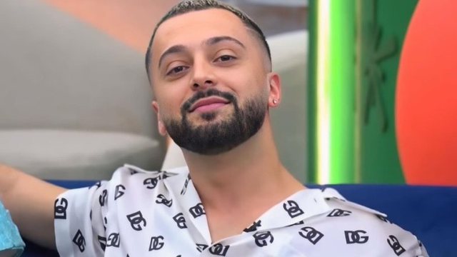 Gjesti në lot: Momenti i dhimbshëm gjatë varrimit të vëllait të tij