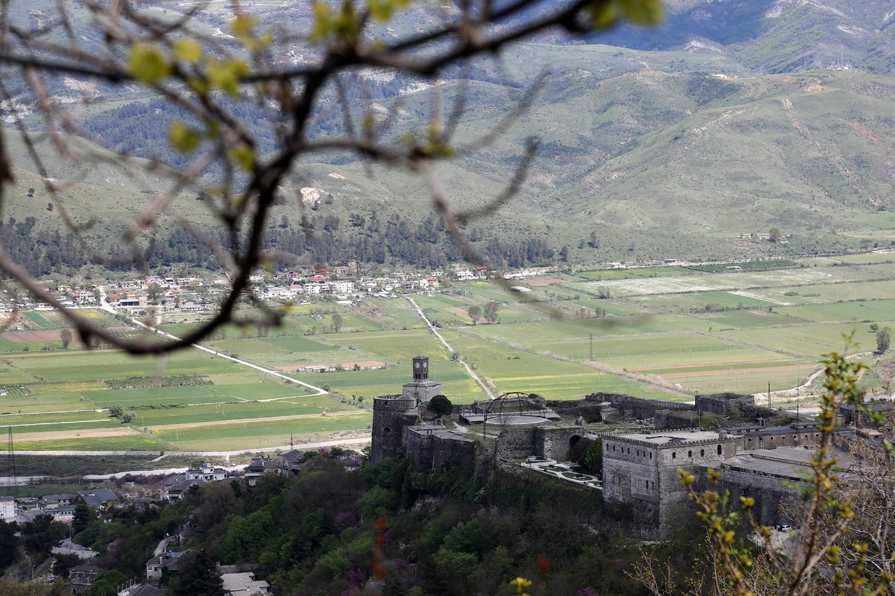 Gjirokastër, i riu dhunon bashkëshorten, pajiset me urdhër mbrojtjeje