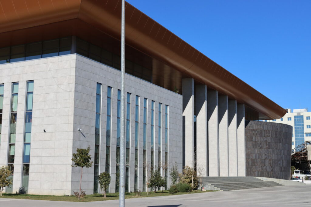 Gjykatat: Avokatët vonojnë çështjet gjyqësore! Institucionet publike, të dytët në vonesa në pyetësorin e KLGJ