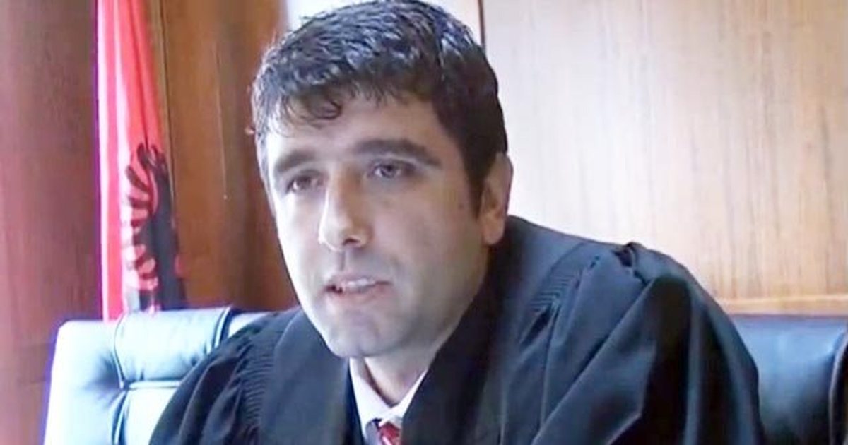 Gjyqtari që u ekzekutua me eksploziv në Vlorë! Familjarët e Skerdilajd Konomit: Pse nuk zbardhet vrasja e tij?