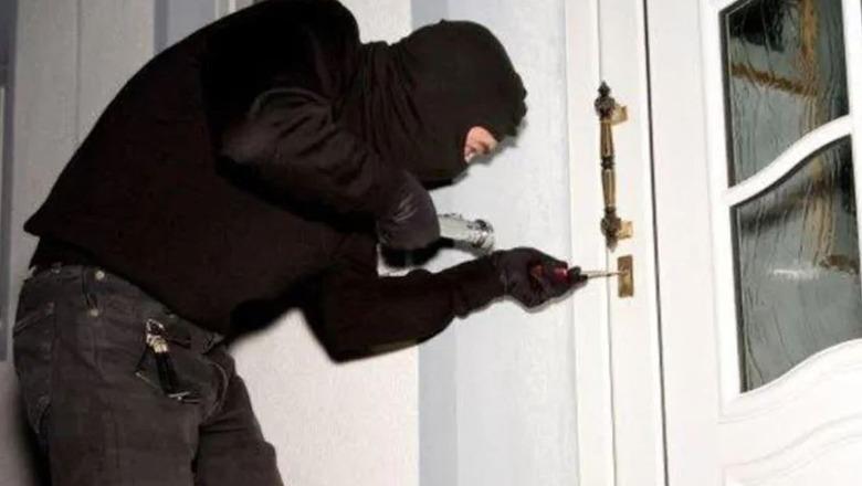 Grabitën 2 milionë lekë në banesën e të moshuarve dhe i dhunuan, shpallen në kërkim autorët