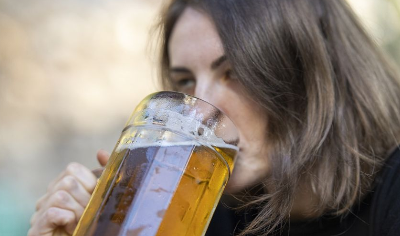 Gratë janë më të prirura ndaj pirjes së tepërt të alkoolit kur kanë nivele të larta të estrogjenit