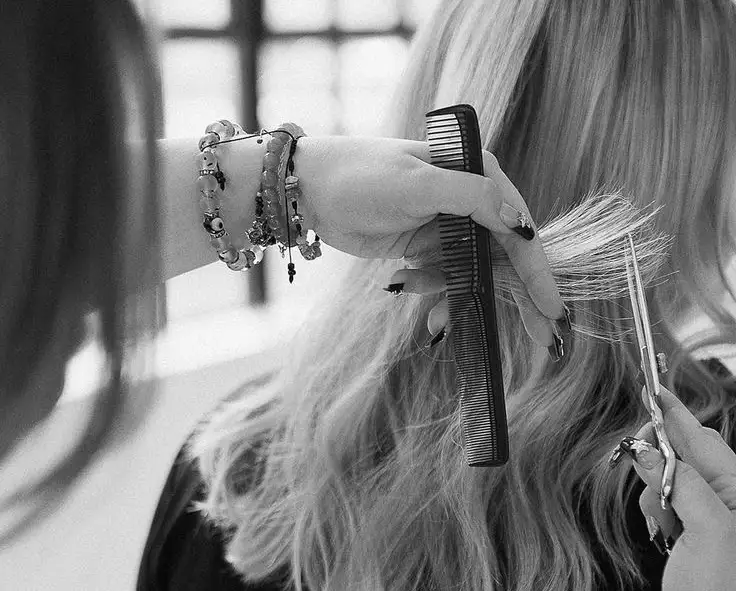 Gratë ndryshojnë modelin e flokëve rreth 150 herë gjatë jetës