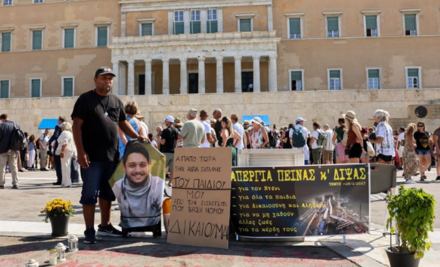 Greva e urisë para parlamentit grek, babai i shqiptarit: Të zbardhet vdekja e djalit tim!