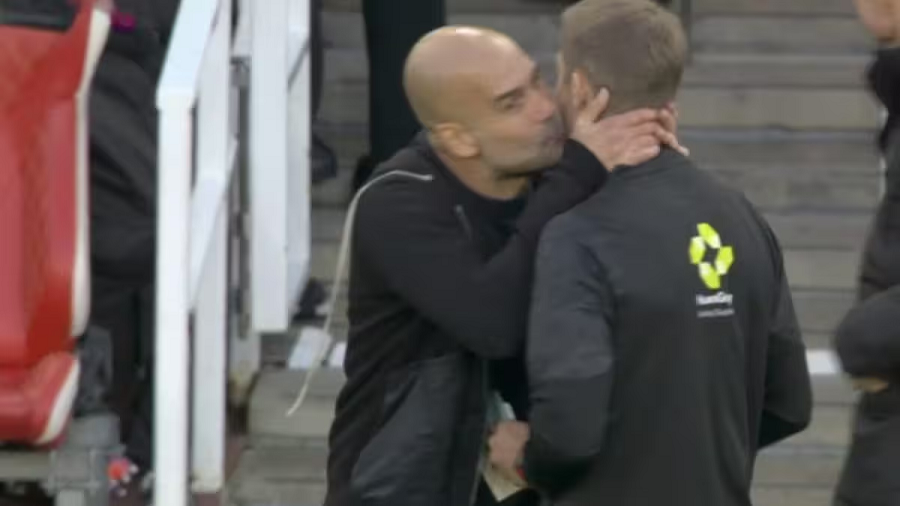 Guardiola proteston ndaj gjyqtarit të katërt, më pas e lë pa fjalë… I jep një puthje të papritur (video)