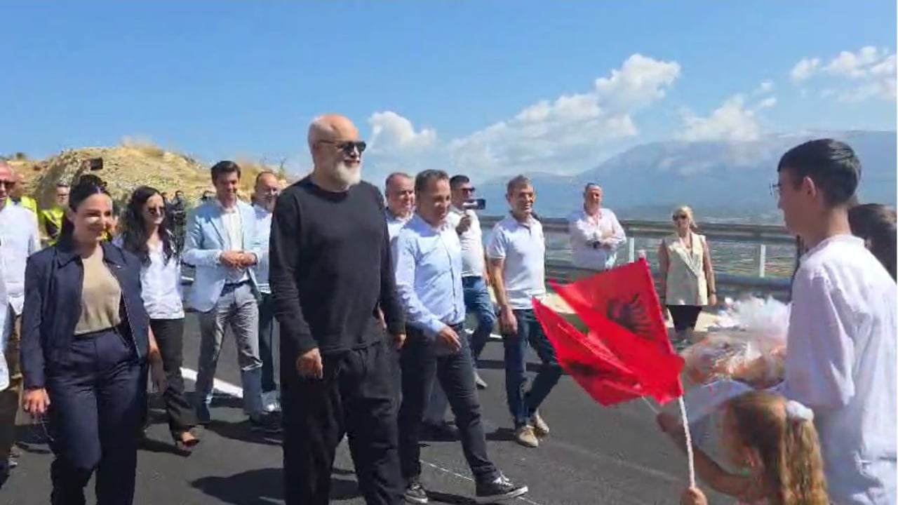 Hapet aksi Qukës-Qafë Plloçë/ Rama pritet me daulle dhe flamuj kuq e zi