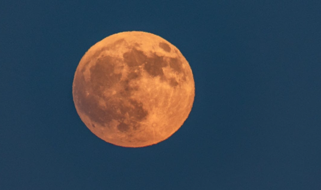 Hëna e Kuqe magjeps botën me eklipsin e saj total