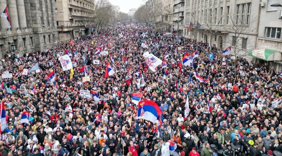 “Heshtja e BE-së është e pafalshme”/ ‘Synohet rrëzimi i Vuçiq’, reagon gazetari: Regjimi i tij, po përshkallëzon dhunën