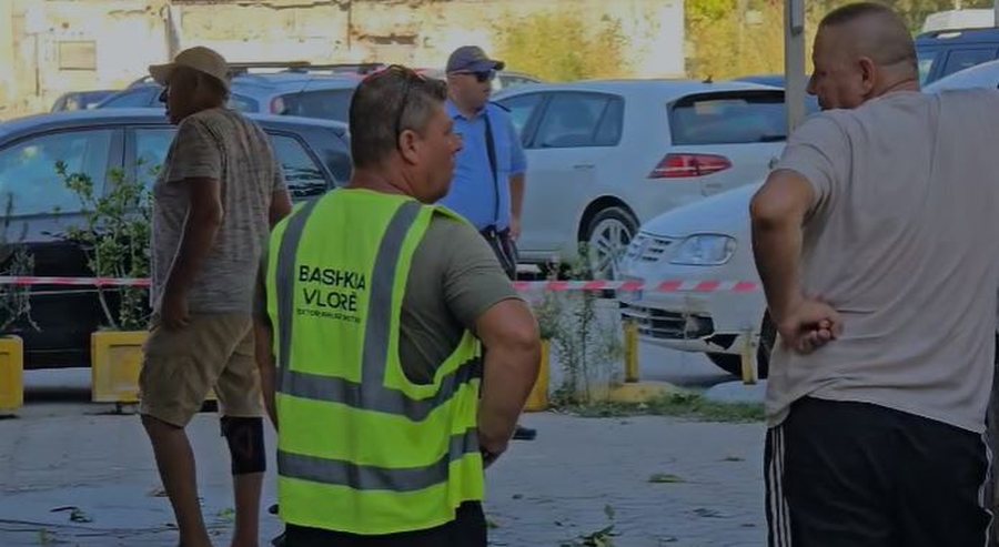 Hiqen tendat dhe karriget/ IMT aksion në Vlorë për lirimin e trotuareve dhe hapësirave publike