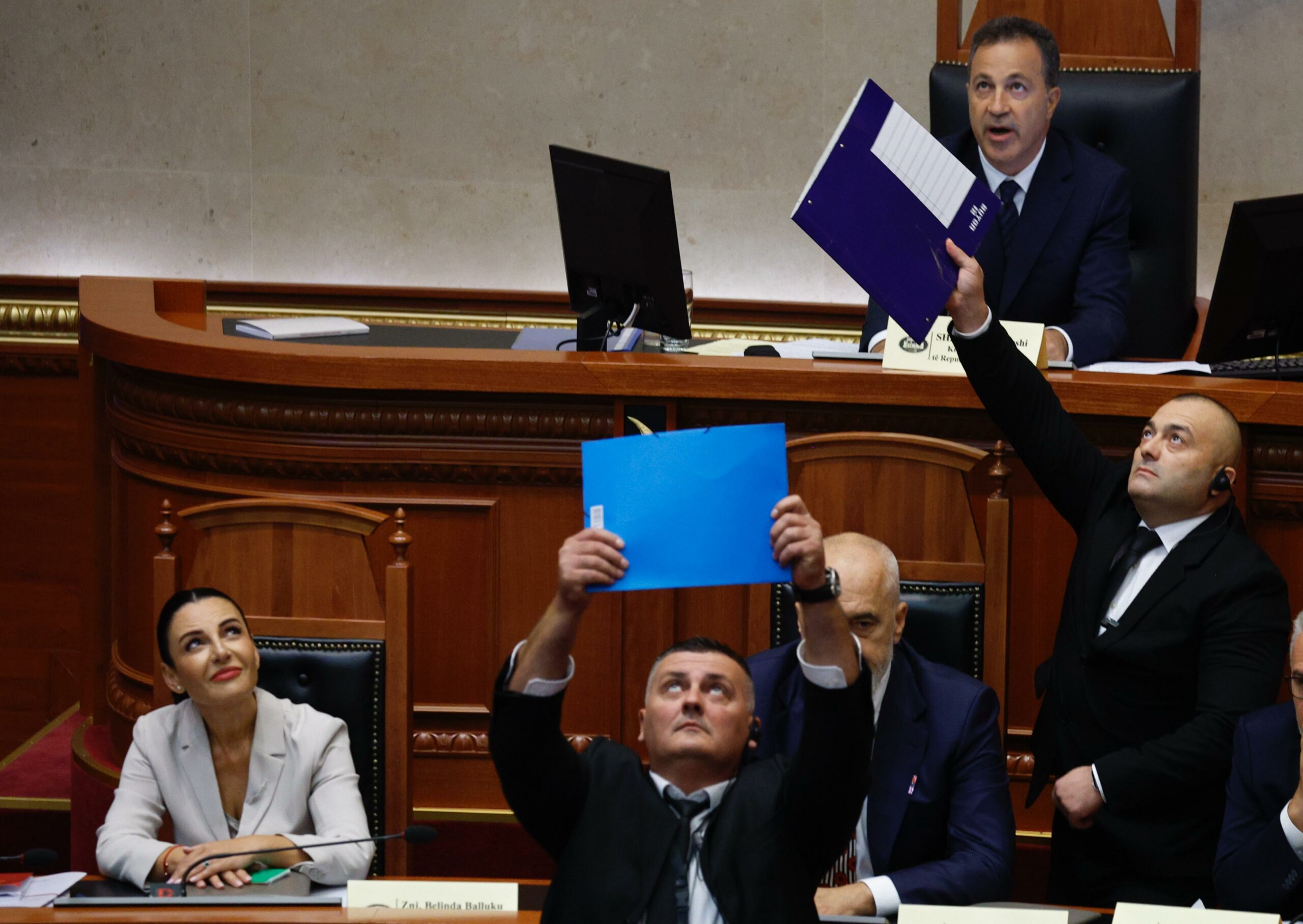 Hodhën librin e Kushtetutës dhe shishe uji ndaj Edi Ramës, përjashtohen 10 ditë nga Kuvendi dy deputetët e PD