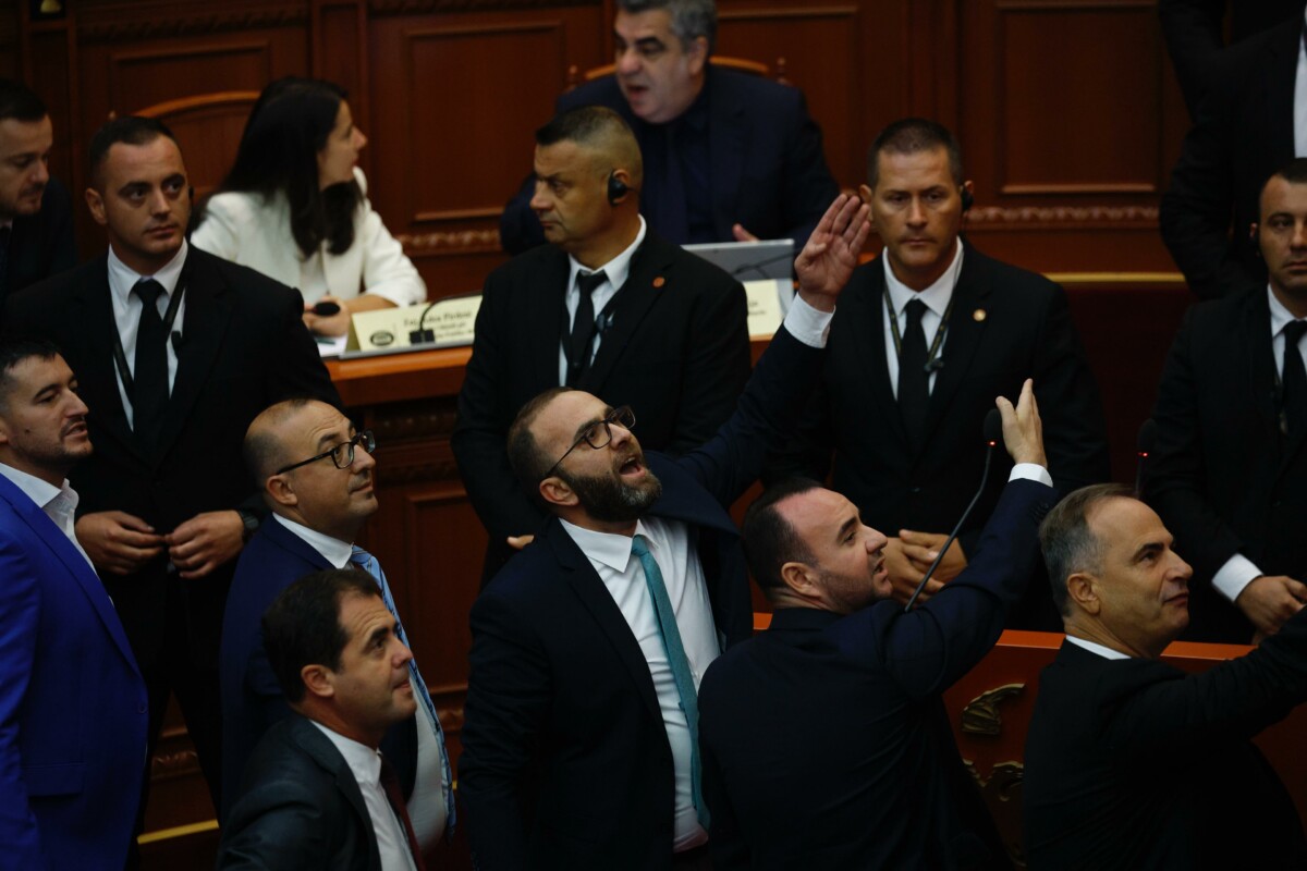 Hodhën mjete të forta në seancë/ PS kërkon masë ndëshkimore për Gaz Bardhin dhe Fidel Krekën