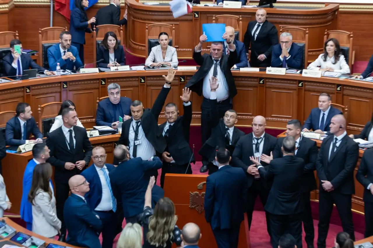 Hodhën rregulloren e Kuvendit drejt Ramës, përjashtohen për 10 ditë dy deputetët e PD-së