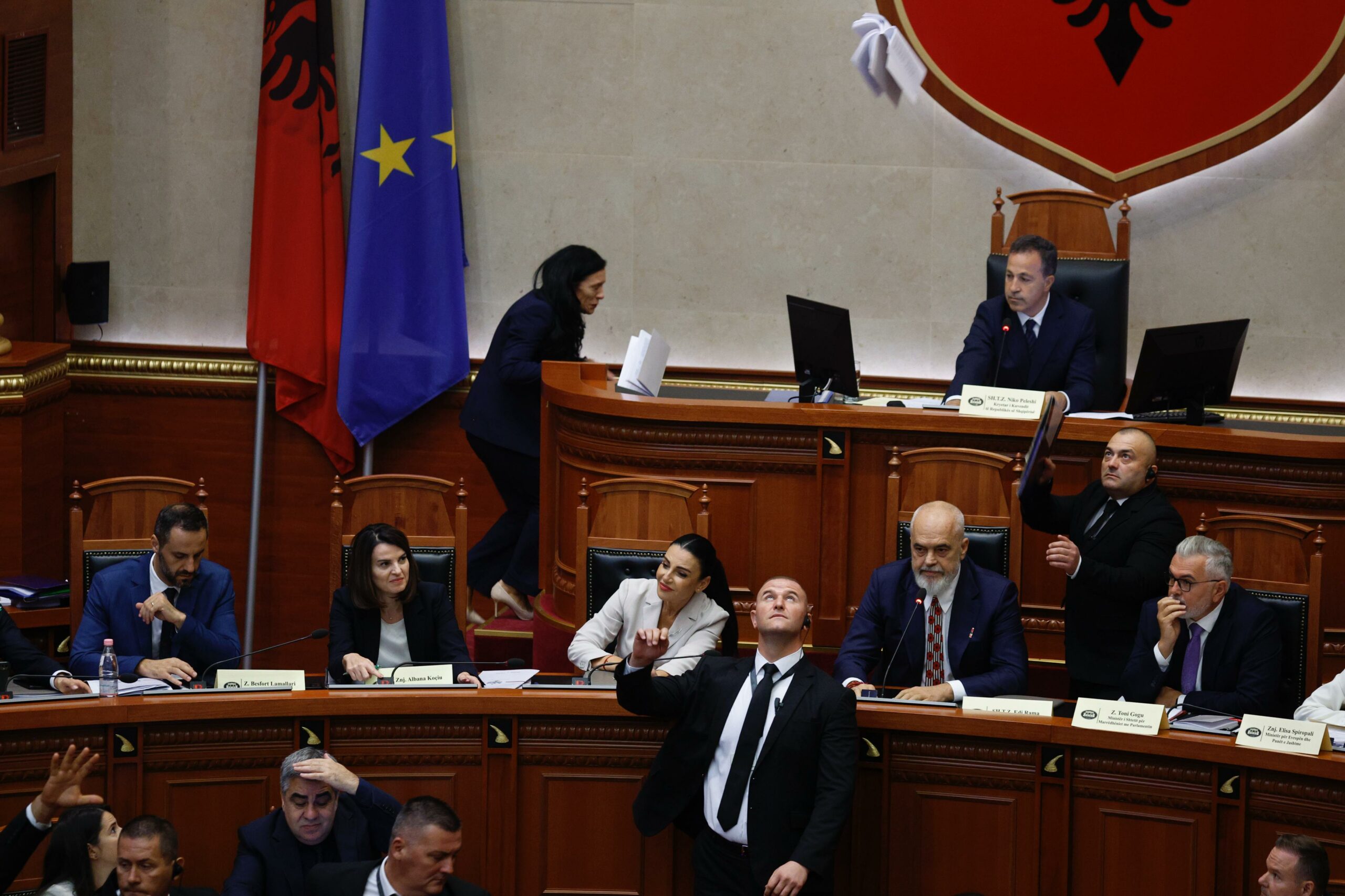 Hodhën rregulloren e Kuvendit drejt Ramës, socialistët kërkojnë ndëshkimin e deputetëve të PD