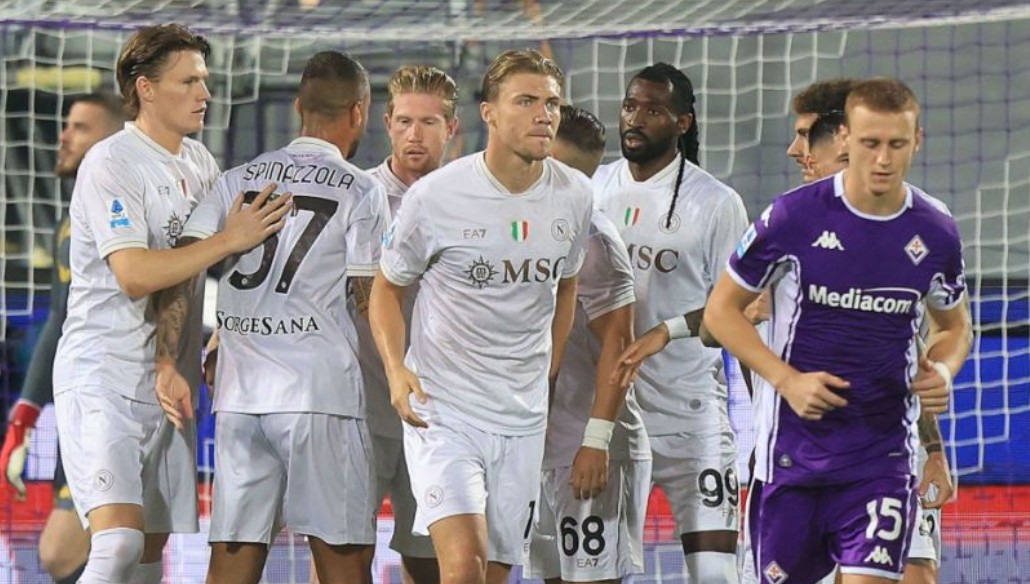 Hojlund debuton me gol, Napoli me fitore të madhe ndaj Fiorentinës dhe i bashkëngjitet Juve-s në krye (video)