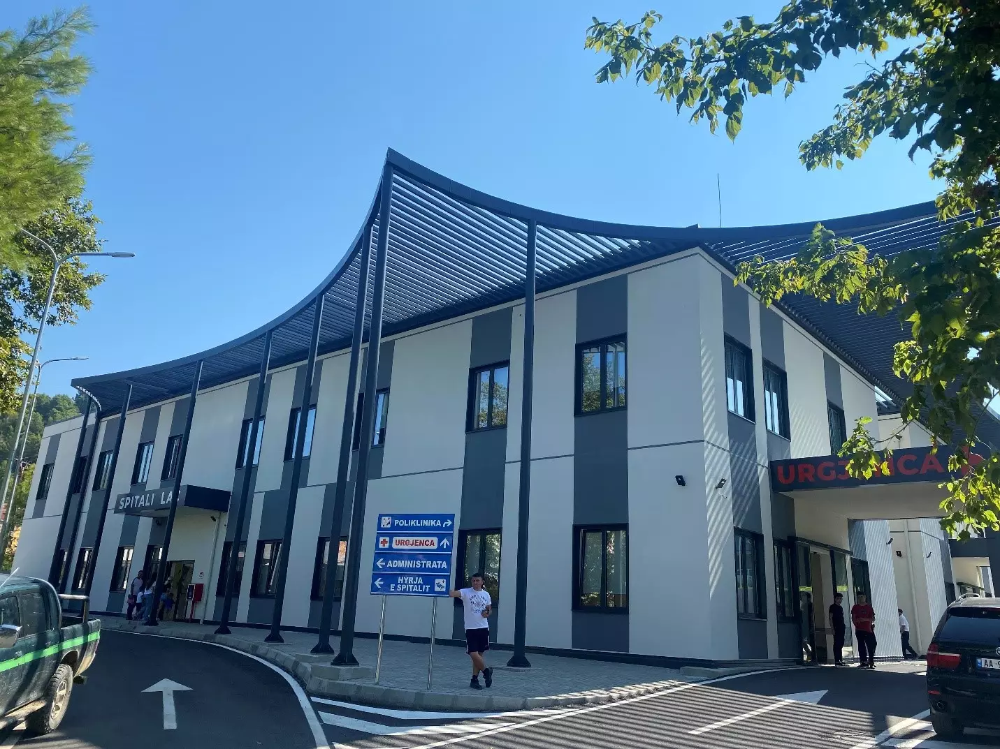 Humb kontrollin e veturës dhe del nga rruga, shoferja përfundon tek Trauma