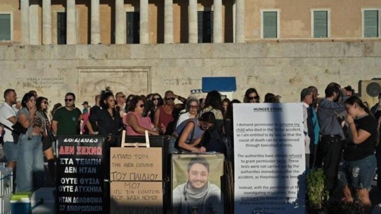 Humbi djalin në aksident, qindra qytetarë i bashkohen grevës së babait shqiptar para Parlamentit grek