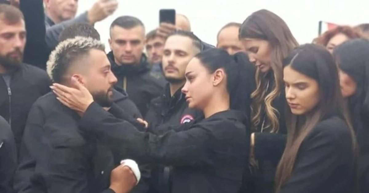 Humbi jetën në aksident/ Egli Tako dhe figura të njohura marrin pjesë në varrimin e vëllait të Gjesti