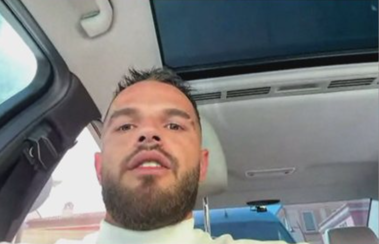 Hyri me forcë në Këshillin Bashkiak, i riu thirrje shqiptarëve: Ngrihuni dhe kërkoni të drejtat tuaja