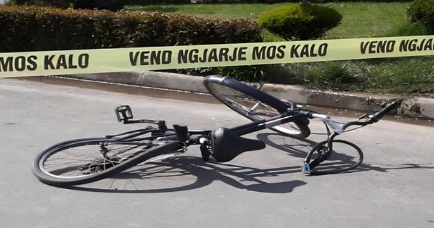 I moshuari rrëzohet nga biçikleta, dërgohet me urgjencë drejt spitalit