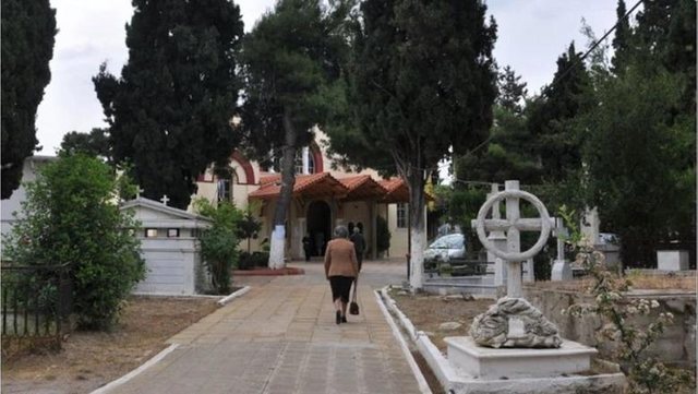 I ofendoi të motrën e mitur, shqiptari qëllon me lopatë në kokë të riun grek në varreza!