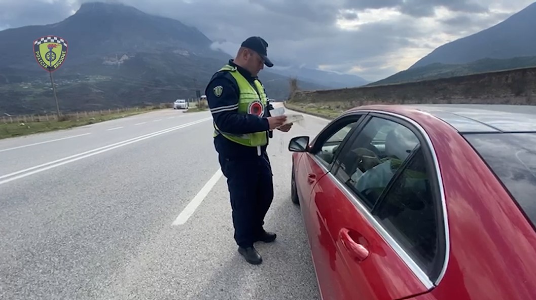 I riu nga Tepelena nuk i bindet policisë për ndalim, më vonë i gjejnë armë në makinë
