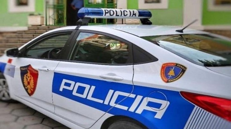 I shkeli këmbën punonjëses së policisë me makinë, arrestohet 42-vjeçari