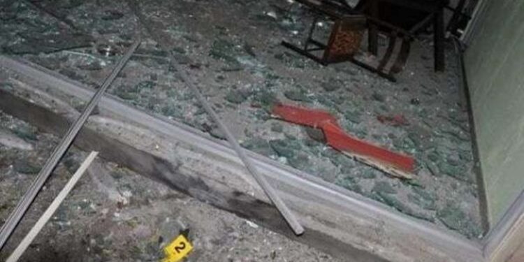 I vihet tritol servisit në Fushë-Krujë, pronari e gjen portën e dëmuar