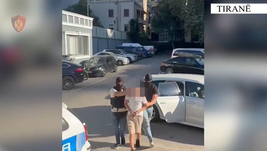 I vodhi të dhënat e rrjeteve sociale dhe kërcënonte 23-vjeçaren përmes fotove, arrestohet i riu