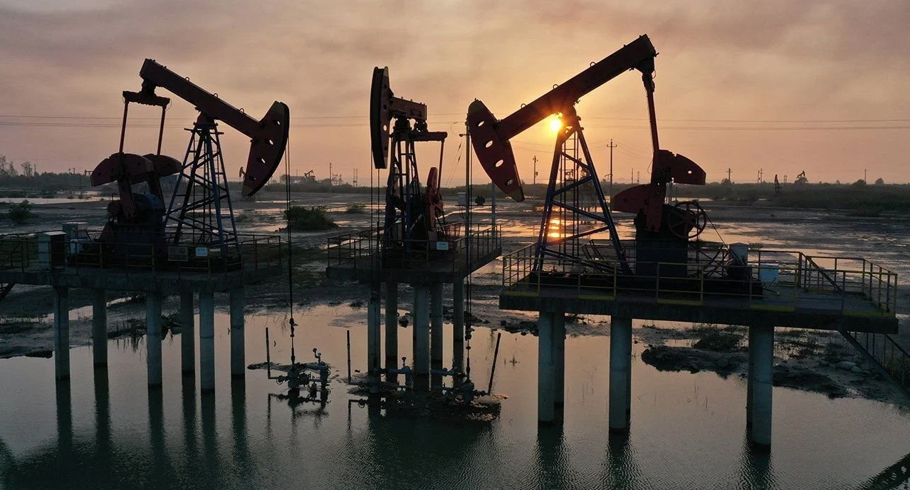 IEA: Industritë e naftës shpenzojnë 500 mld $ në vit për të frenuar rënien e fushave ekzistuese