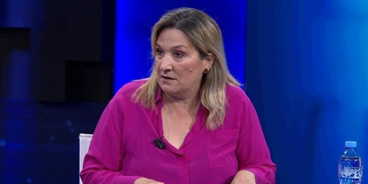 “Ik vetë më mirë”, Flutura Açka apel publik Berishës: Dorëhiqu, turp të të vijë