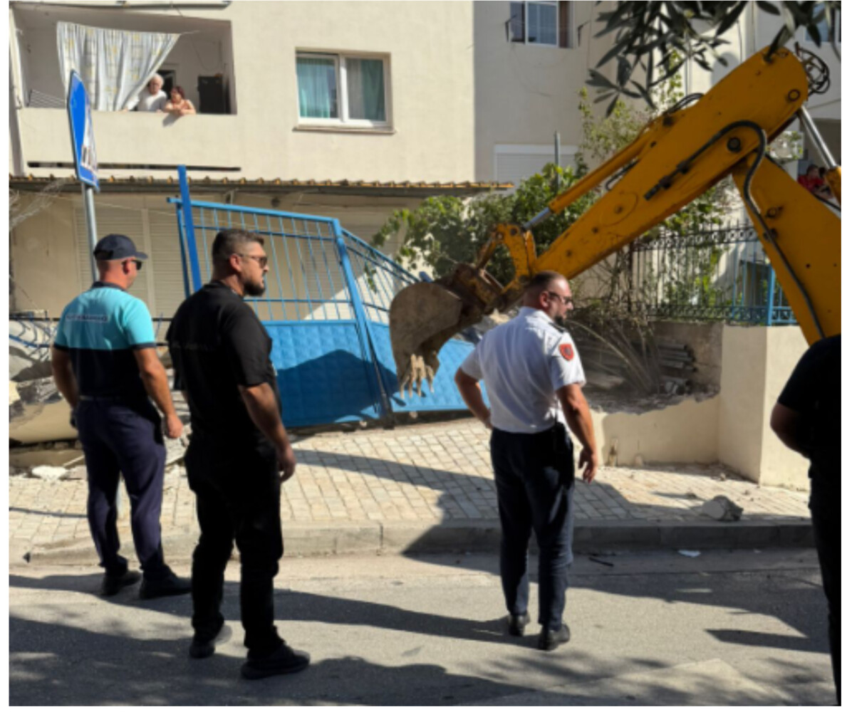 IMT aksion për lirimin e hapësirave në Sarandë, hiqen rrethimet e disa pallateve