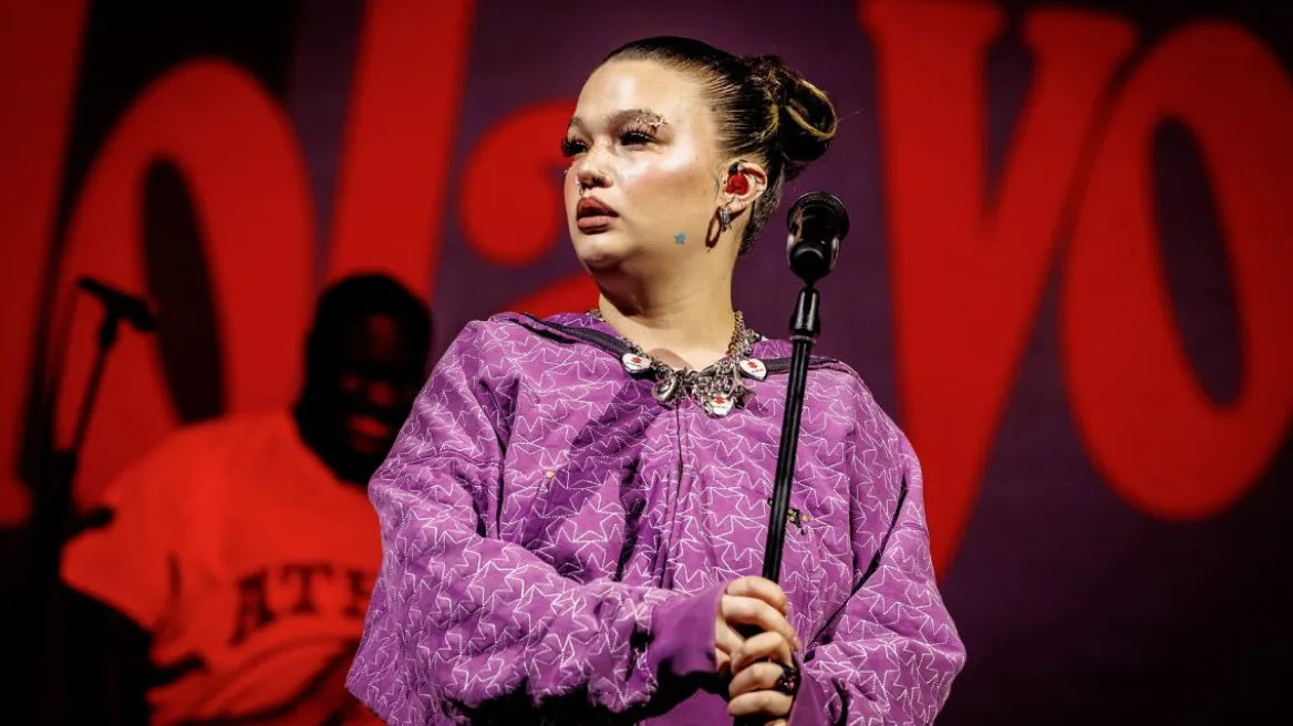 Incident në skenë, këngëtarja e njohur përfundon në tokë gjatë performancës