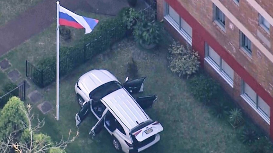 Incident në Sydney, një makinë hyn me forcë në portën e konsullatës ruse