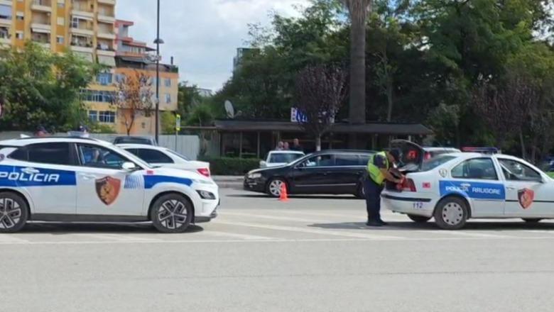 Ishte duke kaluar te vizat e bardha, makina përplas këmbësorin në Fier