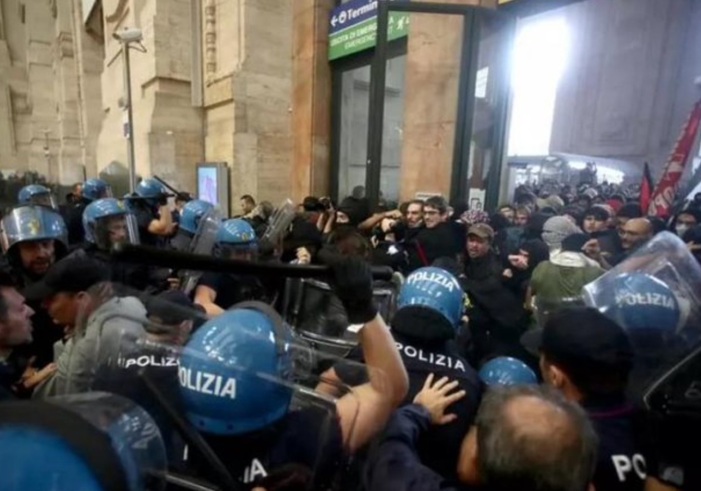 Itali në kaos nga protestat pro Gazës: Përplasje me policinë, bllokime në rrugë e porte
