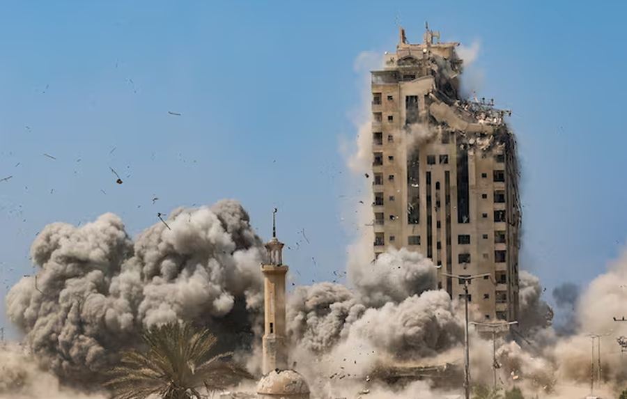 Izraeli shkatërron “Kullën e Mustaqeve”, një nga ndërtesat më të larta në Gaza