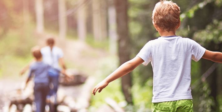 Ja pse fëmijët duhet të luajnë në natyrë…