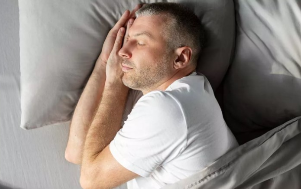 Ja si gjumi rregullon nivelin e sheqerit në gjak